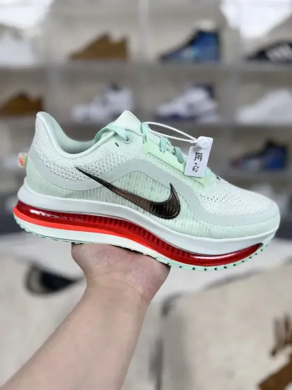 ▪️匠心纯原 全掌纤维丝气垫 Nike Pegasus Premium 柔软舒适防滑耐磨 低帮 休闲跑步鞋 男女款 薄荷绿 顶级飞马王 ▪️ (36 36.5 37.5 38 38.5 39 40 40.5 41 42 42.5 43 44 44.5 45 46) ▪️货号:HQ2592-301 ▪️Nike Pegasus Premium跑步鞋在回弹、缓震和透气性方面表现非常出色.缓震系统采用三明治中底结构,由ZoomX泡棉、ReactX泡棉和全长Air Zoom气垫单元组成,提升了能量回馈性能和缓冲性能,给予跑者稳定且高效的脚感支持.ZoomX泡棉:作为核心层,提供出色的能量回馈,实验室数据显示能量回馈率达87%,较传统EVA提升41%.全长Air Zoom气垫单元:前掌8mm厚度设计,确保爆发力输出的同时,实现了从脚跟到脚尖的零损耗能量传导.ReactX泡棉:作为稳定层,新型发泡配方降低了能量损耗,提升了跑鞋的整体稳定性.MONO纱线呼吸网面,采用高密度编织工艺,透气性极佳,同时关键部位嵌入TPU支撑条,保持足部锁定,提升穿着舒适度和运动表现.Nike Pegasus Premium跑步鞋适用于多种跑步场景,无论是日常训练、间歇训练还是马拉松比赛,都能为跑者提供稳定的支持和出色的性能表现.